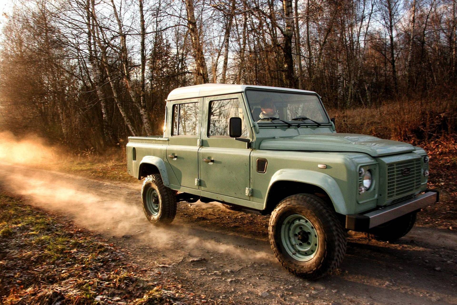 Land Rover Defender Land Serwis - Fabrycznie Nowy Defender Z Polski, Produkcja Defendera Kontynuowana | Autokult.pl