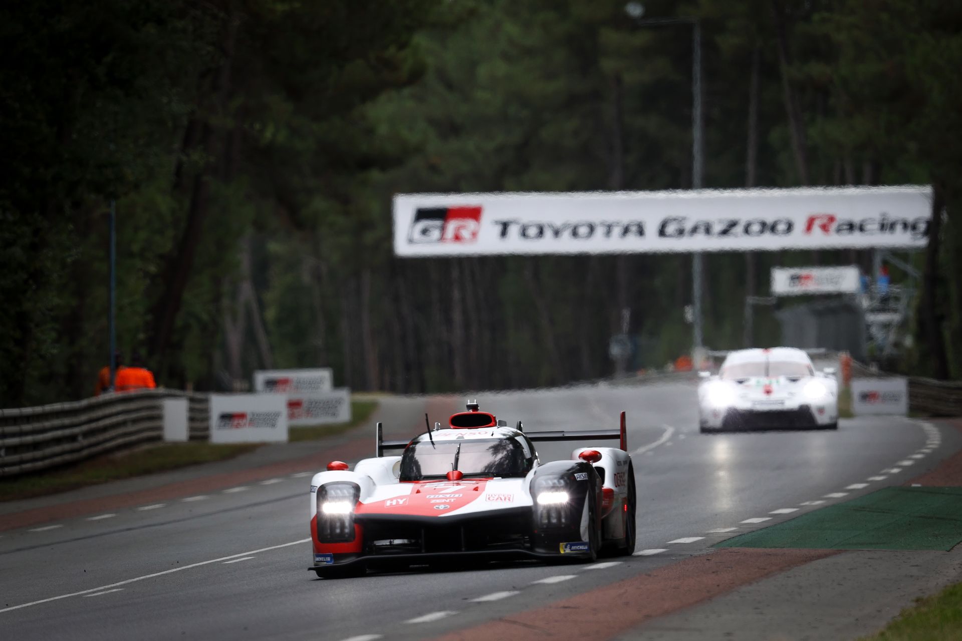 Pierwsze Cztery Okrążenia O Długości 400 M 24h Le Mans w deszczu. Pierwsze okrążenia wyjątkowo chaotyczne