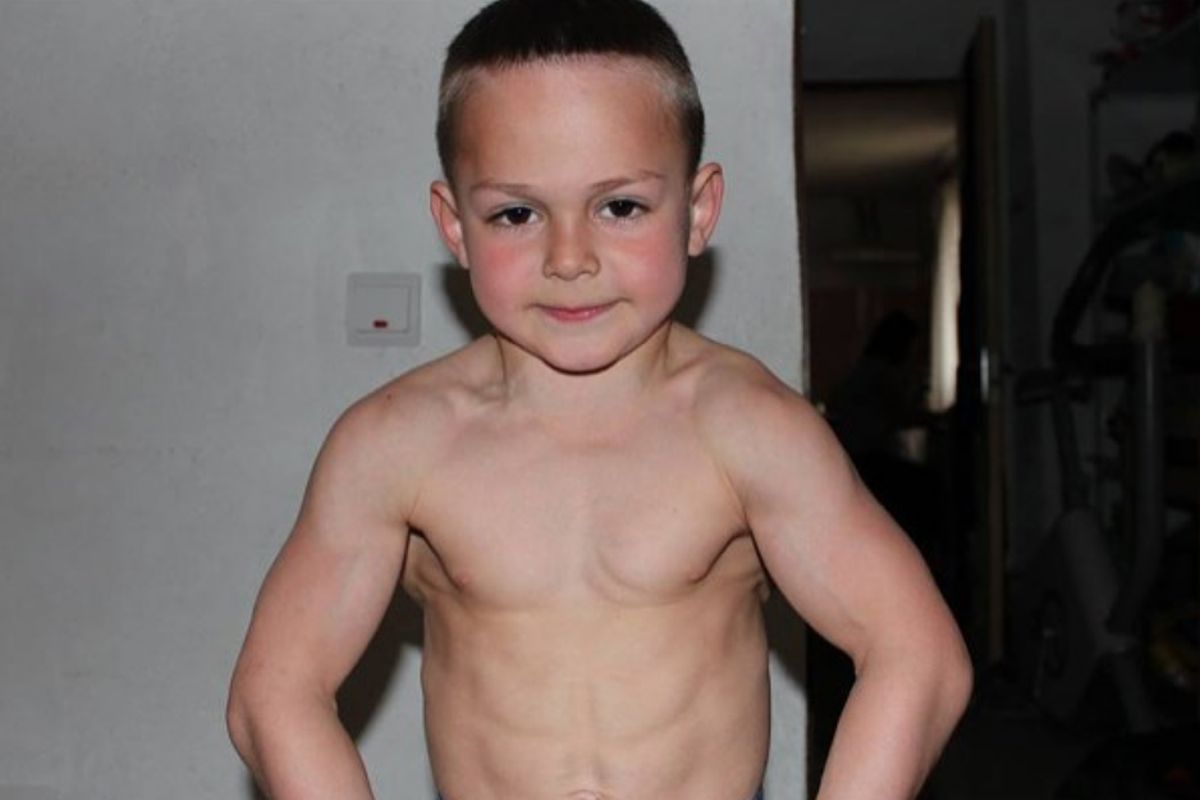 Сильные дети отзывы. Джулиано строе родился в 2004 году в Румынии. Джулиано строе мускулы. Сильные дети. Самые сильные дети.