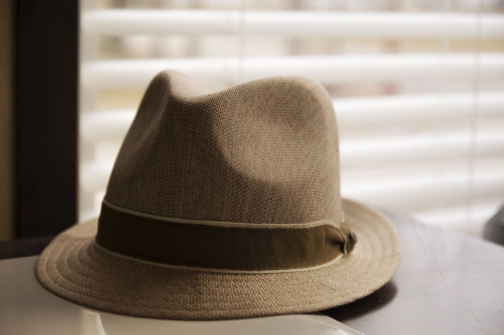 Шляпа это. Трилби (the Trilby hat). Fedora шляпа. Старая фетровая шляпа. Федора шляпа 50ых.