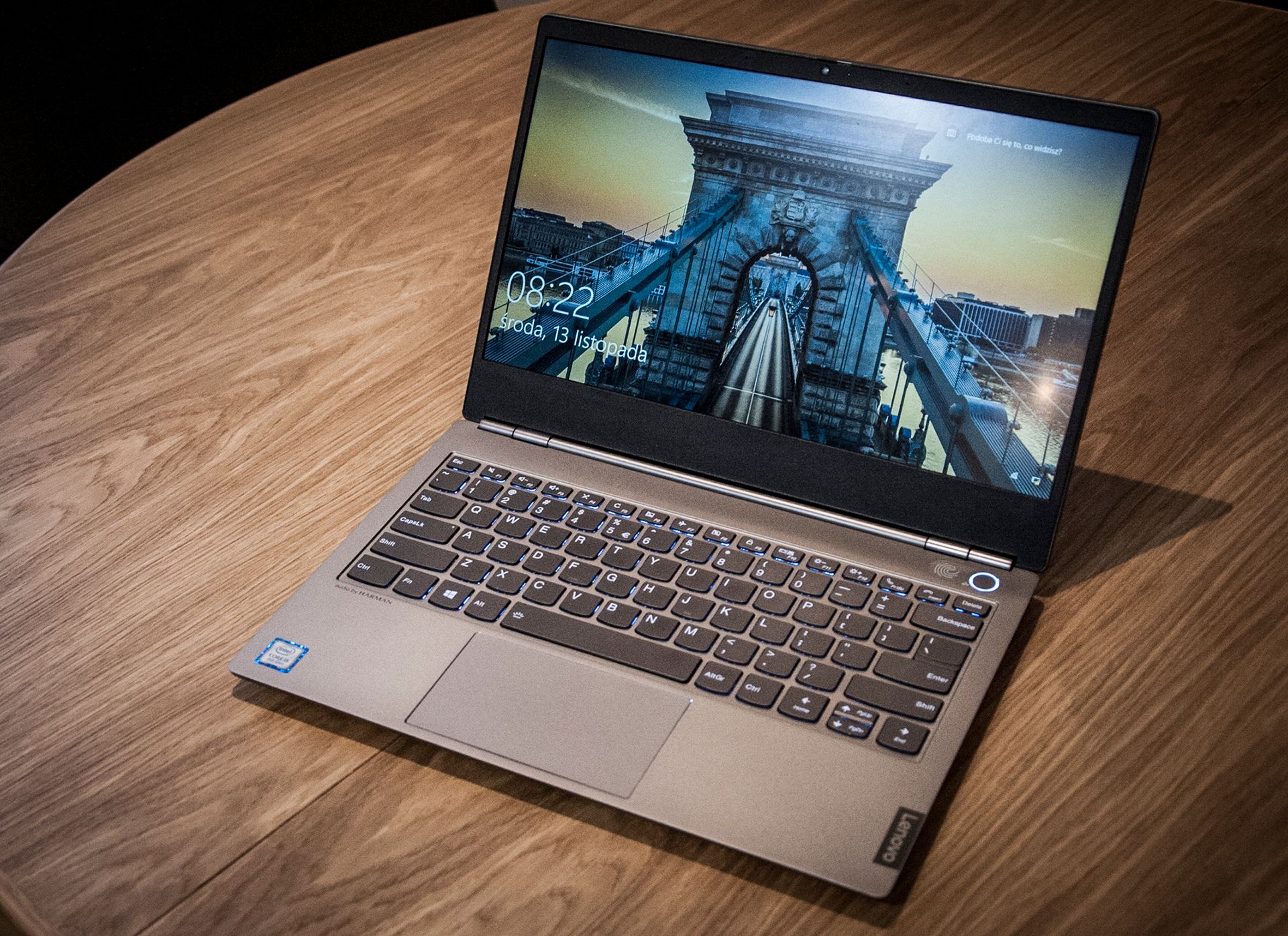 Lenovo ThinkBook 13s laptop na home office
