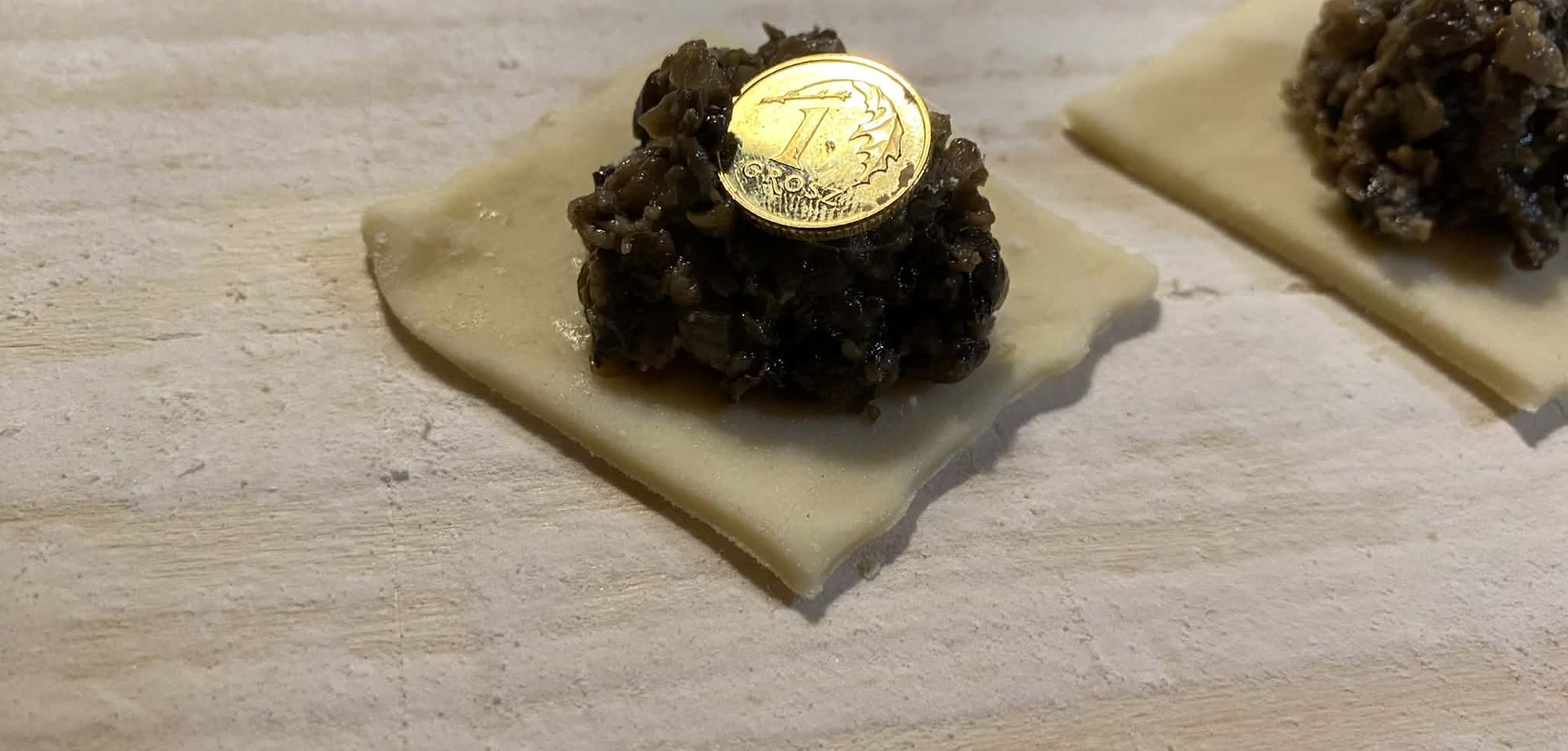 Monetę układa się na farszu