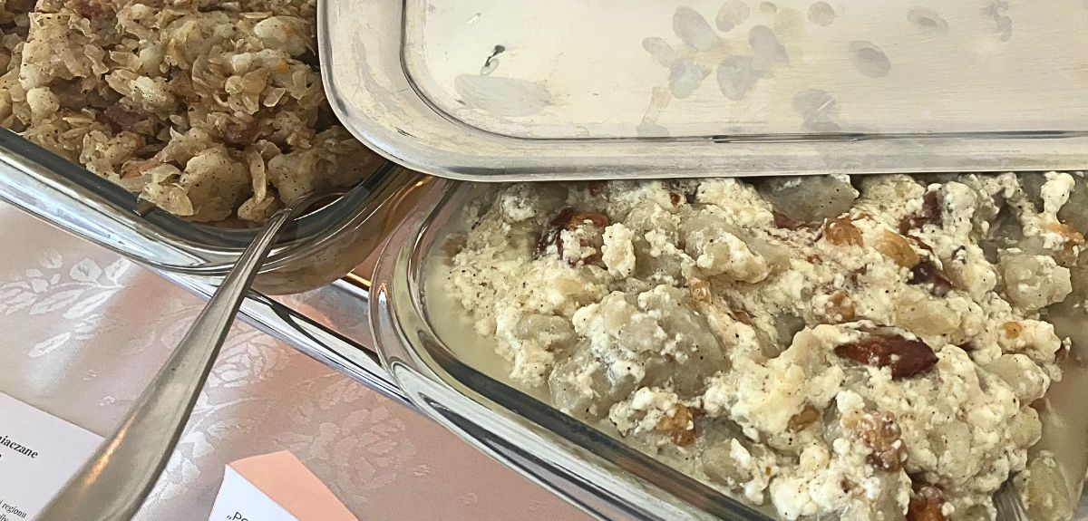 "Pochujasy" z serem i kapustą, okraszone wędzonym boczkiem