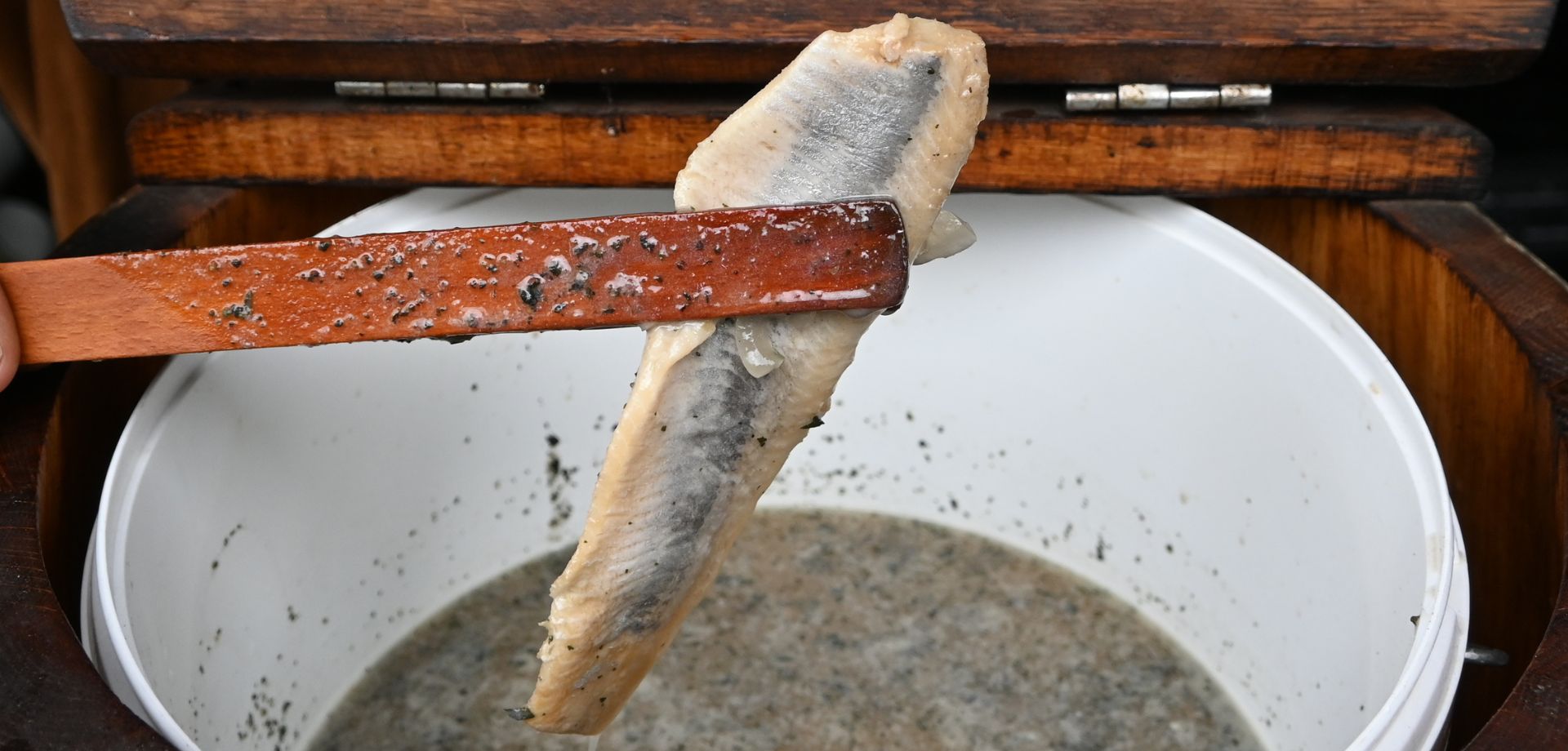 Kiszone śledzie z beczki