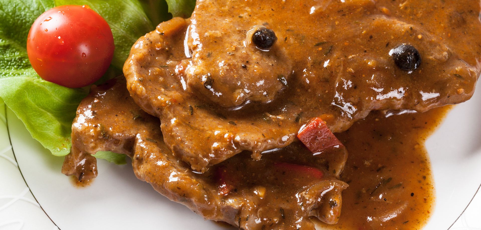 Schab po mazursku wyróżnia głęboki, aromatyczny sos