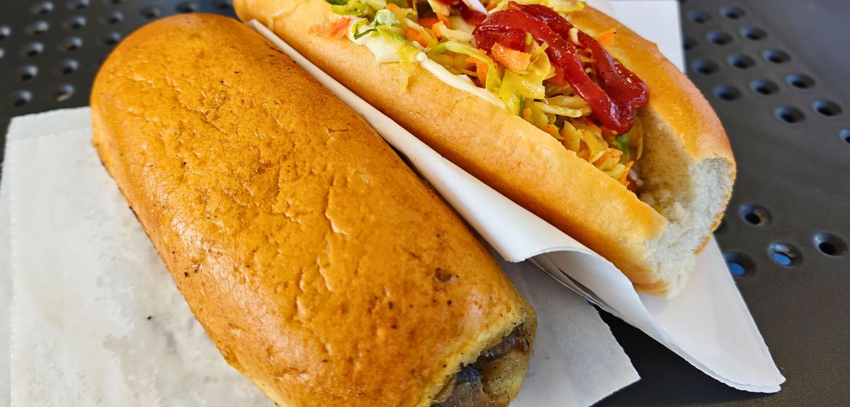 Bułka z pieczarkami i hot dog w stylu PRL