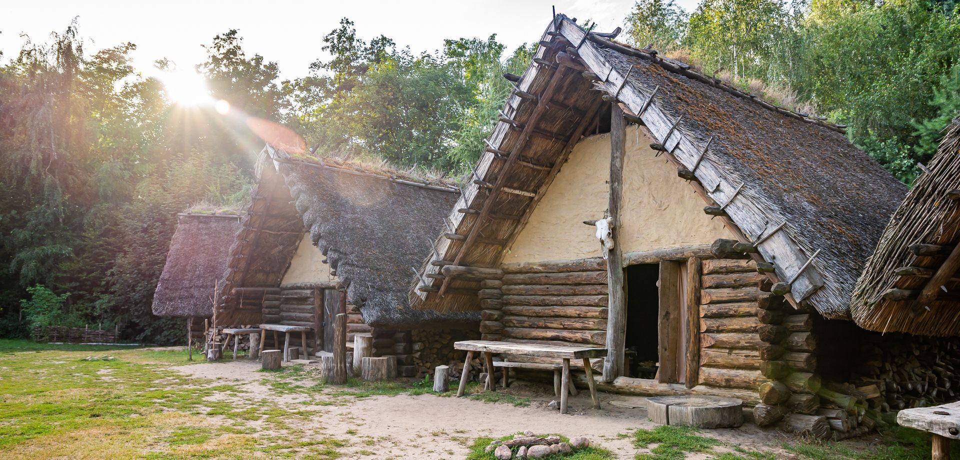 Tradycyjne chaty w Biskupinie 