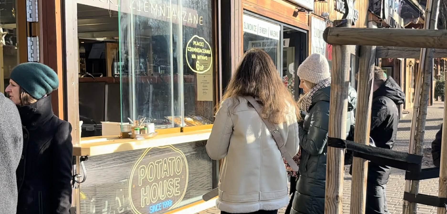 Placki ziemiaczane można kupić z okienka "na wynos"