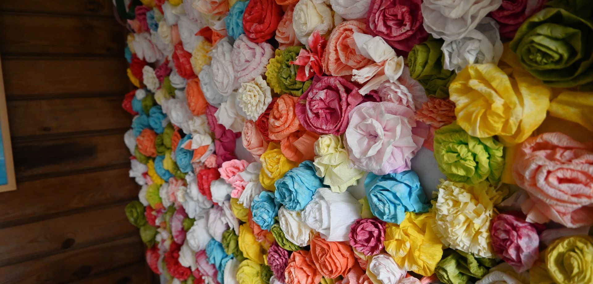 Domy ozdabiano kwiatami