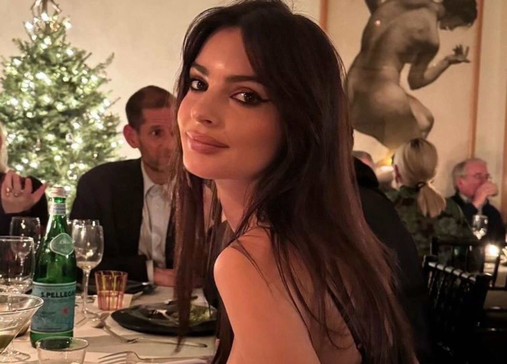 Emily Ratajkowski steals show in snowwhite Greek goddessinspired look