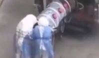 Przejmujące wideo z Chin. Ofiara koronawirusa w szczelnie zamkniętej tubie