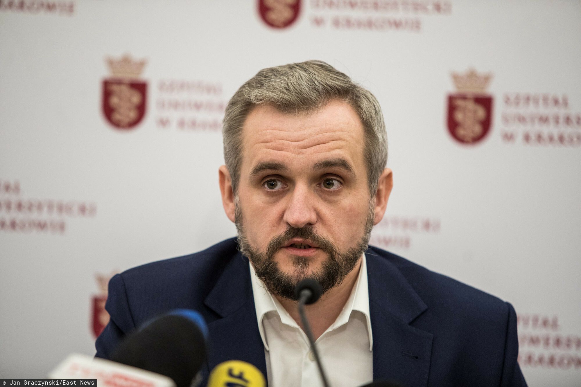 Dyrektorowi szpitala łamał się głos. "Miał dzieci, miał rodzinę"