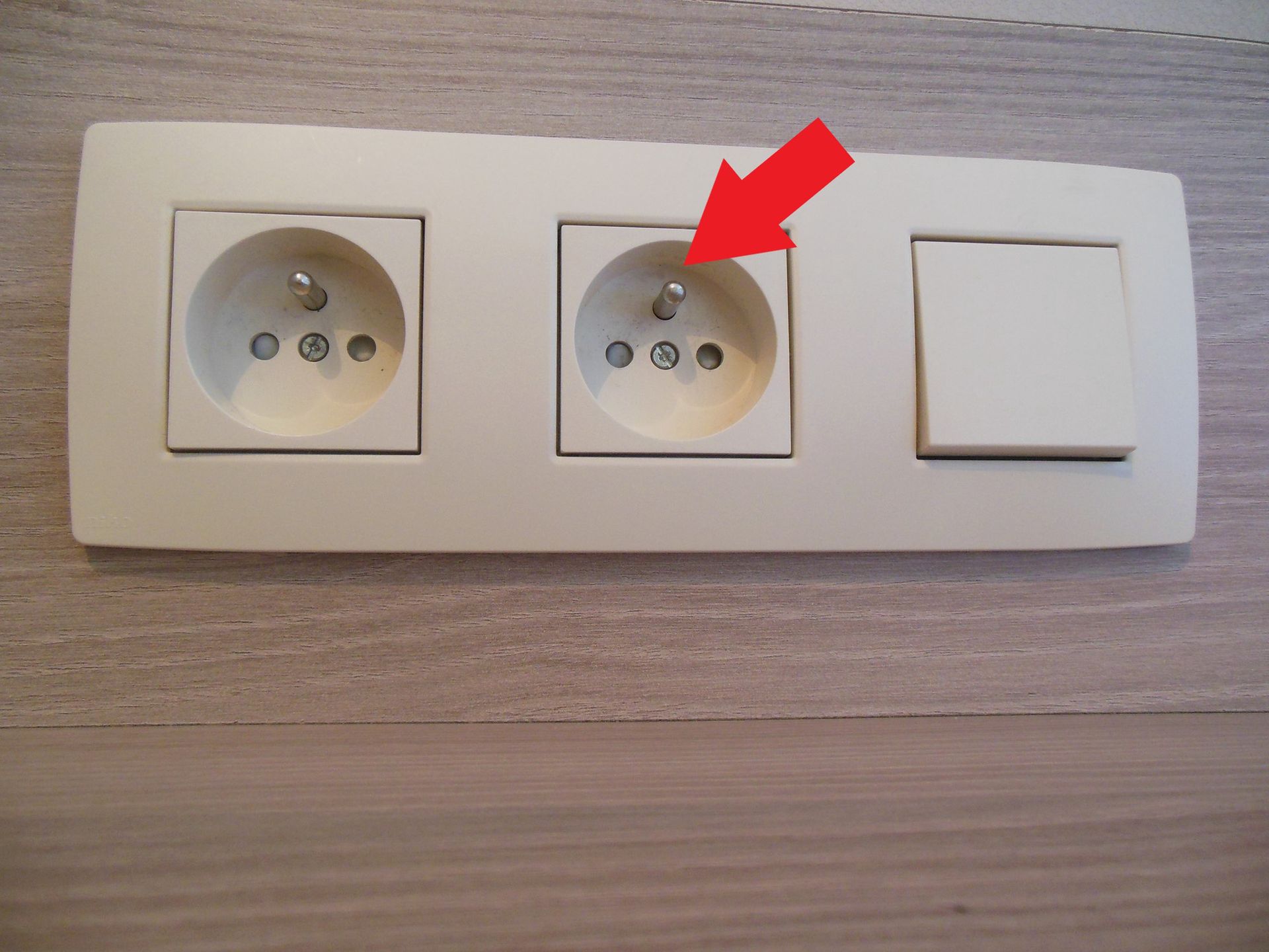 Dlaczego Uziemieniem Urządzeń Elektrycznych Jest Metalowy Przewód Do czego służy metalowy bolec w gniazdku? Wyjaśniamy