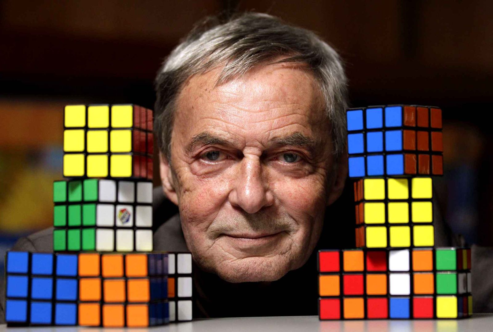 Ern Rubik Cz Owiek Schowany Za Kostk   Rubik Bf261d3fbceb5978e14c03a2fd 