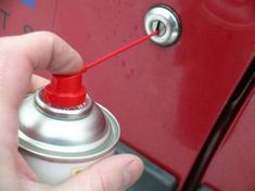 Dla zamków samochodowym dedykowane są specjalne typy smarów, np. litowe lub silikonowe
