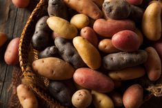 Surowe organiczne ziemniaki