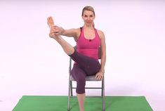 Kobieta ćwiczy jogę na siedząco
