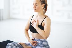 Kobieta wykonująca ćwiczenie oddechowe (zdjęcie ilustracyjne)