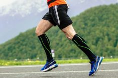 Skarpety kompresyjne do biegania są przydatne podczas treningów na długich dystansach