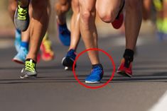 Na zdjęciu: biegacz z pronacją (but w czerwonym kółeczku)