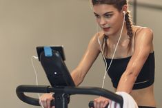 Kobieta wykonująca trening cardio na rowerze stacjonarnym (zdjęcie ilustracyjne)