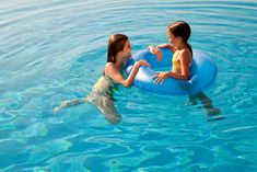 Koło do pływania dla dzieci przyda się na basenie i w morzu