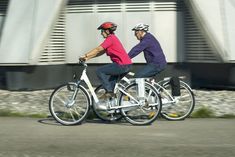 Para seniorów na rowerach elektrycznych