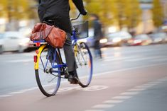 Mężczyzna jadący na rowerze miejskim