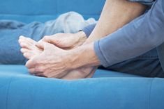 Stan zapalny i silny ból w okolicach pierwszego palca stopy - to objaw dny moczanowej