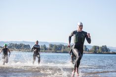 Triathlon składa się z trzech konkurencji. Na zdjęciu: zawodnicy wybiegają z wody po pływaniu