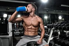 Mężczyzna pije koktajl proteinowy