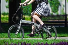 Kobieta jadąca na rowerze składanym