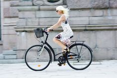 Kobieta jadąca na rowerze (zdjęcie ilustracyjne)