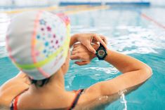 Na zdjęciu: zegarek do pływania