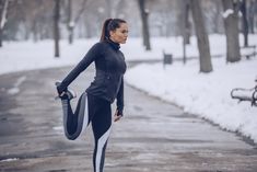 Kobieta rozciąga uda po bieganiu