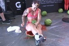 Kortney Olson bije rekord świata w miażdżeniu arbuzów udami