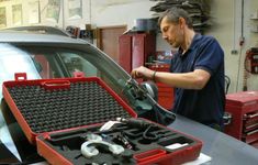 Naprawianie szyb w samochodzie - jak się to robi? Czy warto? [poradnik]