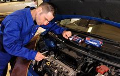 Jak eksploatować świece zapłonowe? Dlaczego nie warto ich wymieniać samodzielnie? [poradnik]