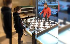 Zagraj w szachy sprzętem fotograficznym. Co złego może się stać?