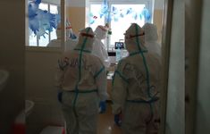 Jedyne zdjęcie z wyjątkowego ślubu. Pobrali się w szpitalu zakaźnym