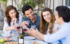 Więcej znajomych, mniej firm w naszych aktualnościach. Facebook wraca do korzeni?