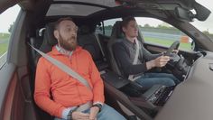Pierwsza jazda elektrycznym Porsche Cayenne: tak jeździ ponad 1000 KM na torze... i w terenie!