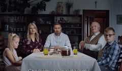 W spocie KO smutna rodzina skarży się Morawieckiemu. „Telewizja pokazuje, jak jest wspaniale”
