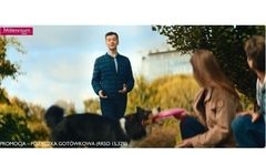 Radek Kotarski bawi się z psem w nowej reklamie Banku Millennium