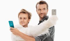 Wakacyjny balast Tomasza Kota i „psa” reklamuje usługi z rabatem w T-Mobile (wideo)