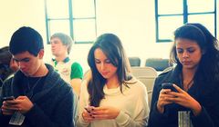 Młodzi Polacy chętnie oglądają seriale na smartfonach