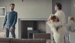 Tomasz Kot z „psem” zastępują Lewandowskich w reklamach T-Mobile Usługi Bankowe (wideo)