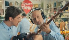 „Wykrywacz myśli” z Mumio reklamuje salony Agata