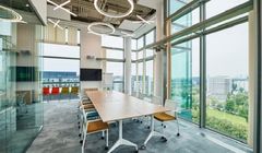 Pracownicy Burdy opuszczają jedno z pięter w siedzibie