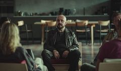 „Informacja zwrotna” wierci dziurę w mózgu. Recenzja serialu Netfliksa inspirowanego powieścią Jakuba Żulczyka